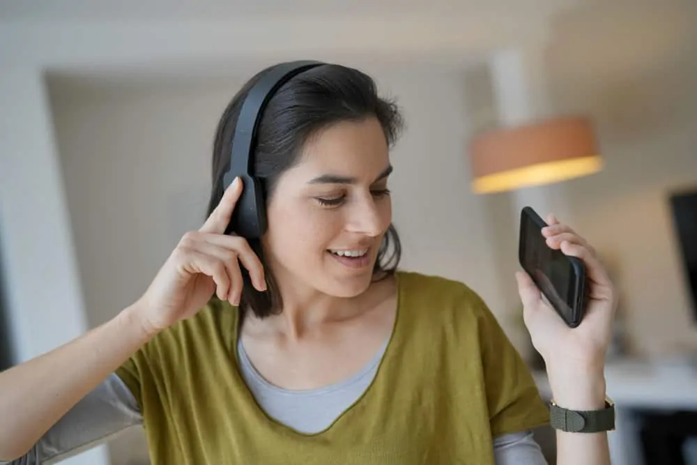 5 Best Bluetooth Headphones Under 100