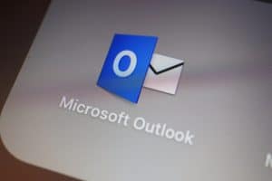 How to Attach an Email in Outlook App (Windows, Android, iOS)