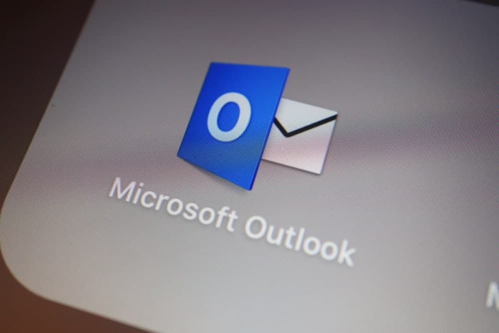 Comment joindre un e-mail dans Outlook